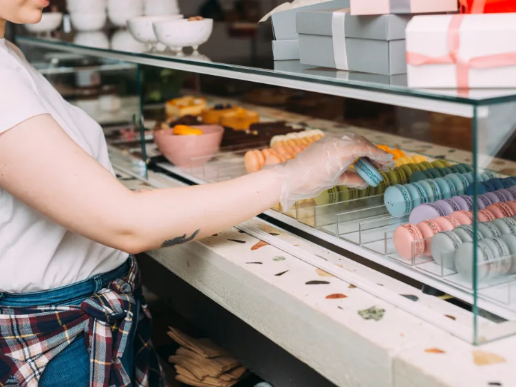 Manipulación higiénica de alimentos en mostrador de pastelería