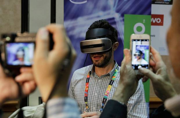 Chad Kresser demonstrates a prototype VR headset at the Lenovo booth during CES Unveiled before CES International, Tuesday, Jan. 3, 2017, in Las Vegas. The VR headset tracks head movements using cameras in the headset. (AP Photo/John Locher) La realidad virtual en manos de los creadores de contenido